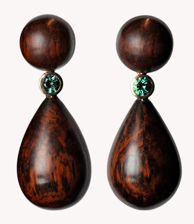 Yellow gold, snake wood & green tourmaline T.A.C. earrings | Statement Jewels