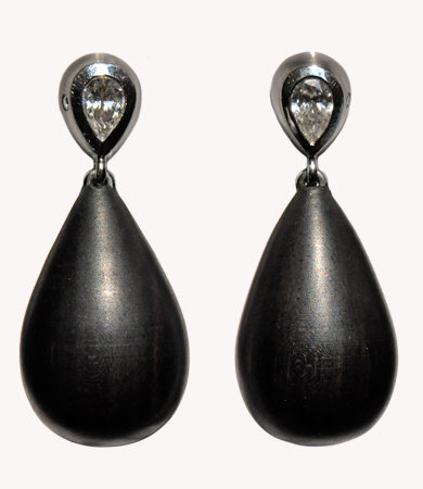 White gold & ebony T.A.C. earrings with pear cut diamonds | Statement Jewels White gold & ebony T.A.C. earrings with pear cut diamonds | Statement Jewels