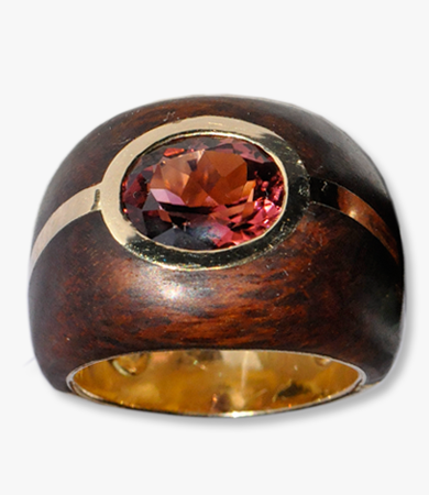 Yellow gold, snake wood & red-brown tourmaline T.A.C. ring | Statement Jewels