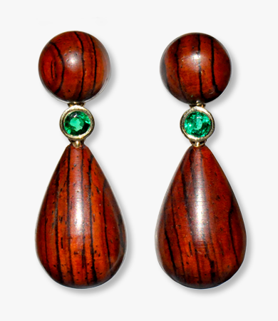 Yellow gold, cocobolo wood & emerald T.A.C. earrings | Statement Jewels Yellow gold, cocobolo wood & emerald T.A.C. earrings | Statement Jewels