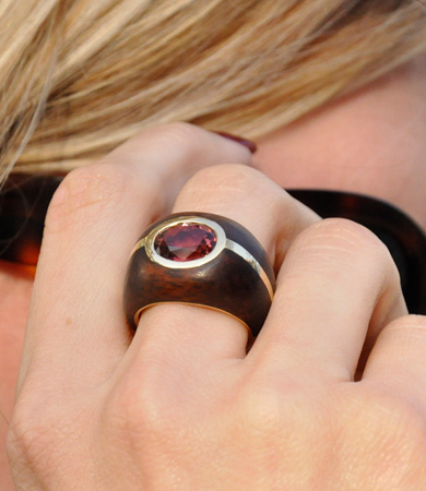 Yellow gold, snake wood & red-brown tourmaline T.A.C. ring | Statement Jewels