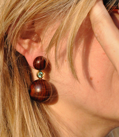 Yellow gold, green beryl & cocobolo wood T.A.C. earrings | Statement Jewels Yellow gold, green beryl & cocobolo wood T.A.C. earrings | Statement Jewels