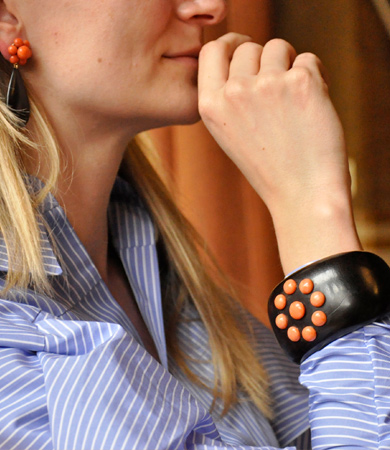 Yellow gold, coral & ebony T.A.C. bracelet | Statement Jewels Yellow gold, coral & ebony T.A.C. bracelet | Statement Jewels