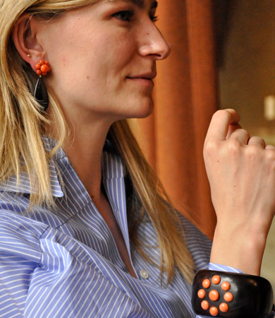 Yellow gold, coral & ebony T.A.C. earrings | Statement Jewels Yellow gold, coral & ebony T.A.C. earrings | Statement Jewels